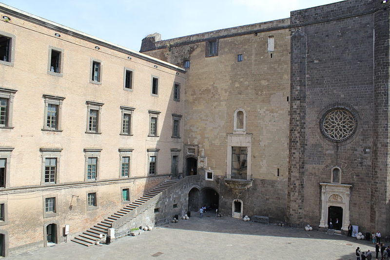 Castel Nuovo, Innenhof, Blick auf die Nordwand, Sala dei Baroni und Kapelle