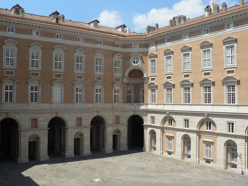 Reggia di Caserta - Blick in einen Innenhof mit wechselnden Giebelformen über den Fenstern