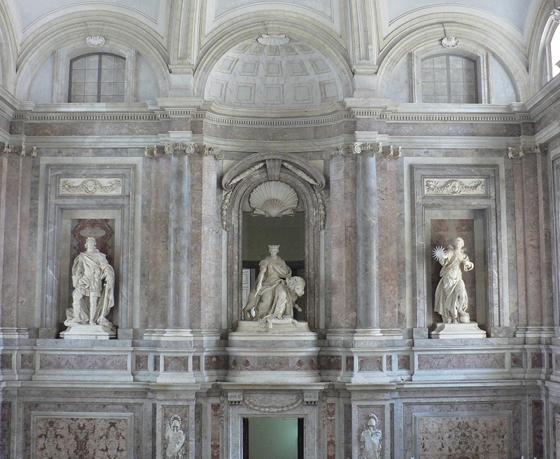 Skulpturen im Prunktreppenhaus der Reggia di Caserta