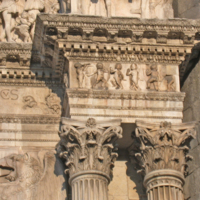 Castel Nuovo, Triumphbogen, Detailansicht korinthische Kapitelle der Doppelsäulen des unteren Bogens