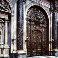 Marmorstatuen an der Eingangsfassade der Cappella del Tesoro di San Gennaro